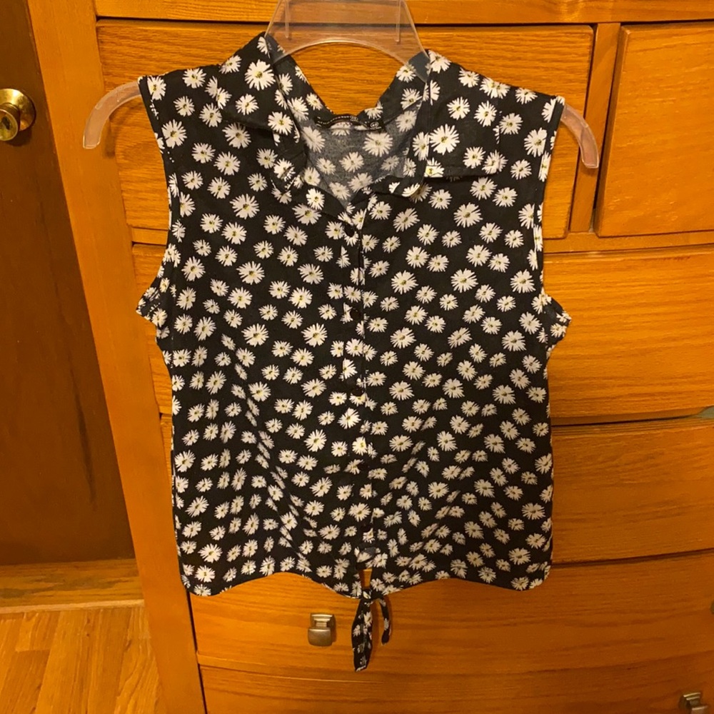 Black tank top with white daisies
